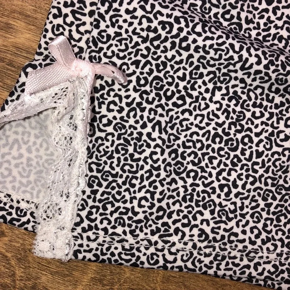 Small cozy leopard print silky night lounge shorts - Picture 5 of 6